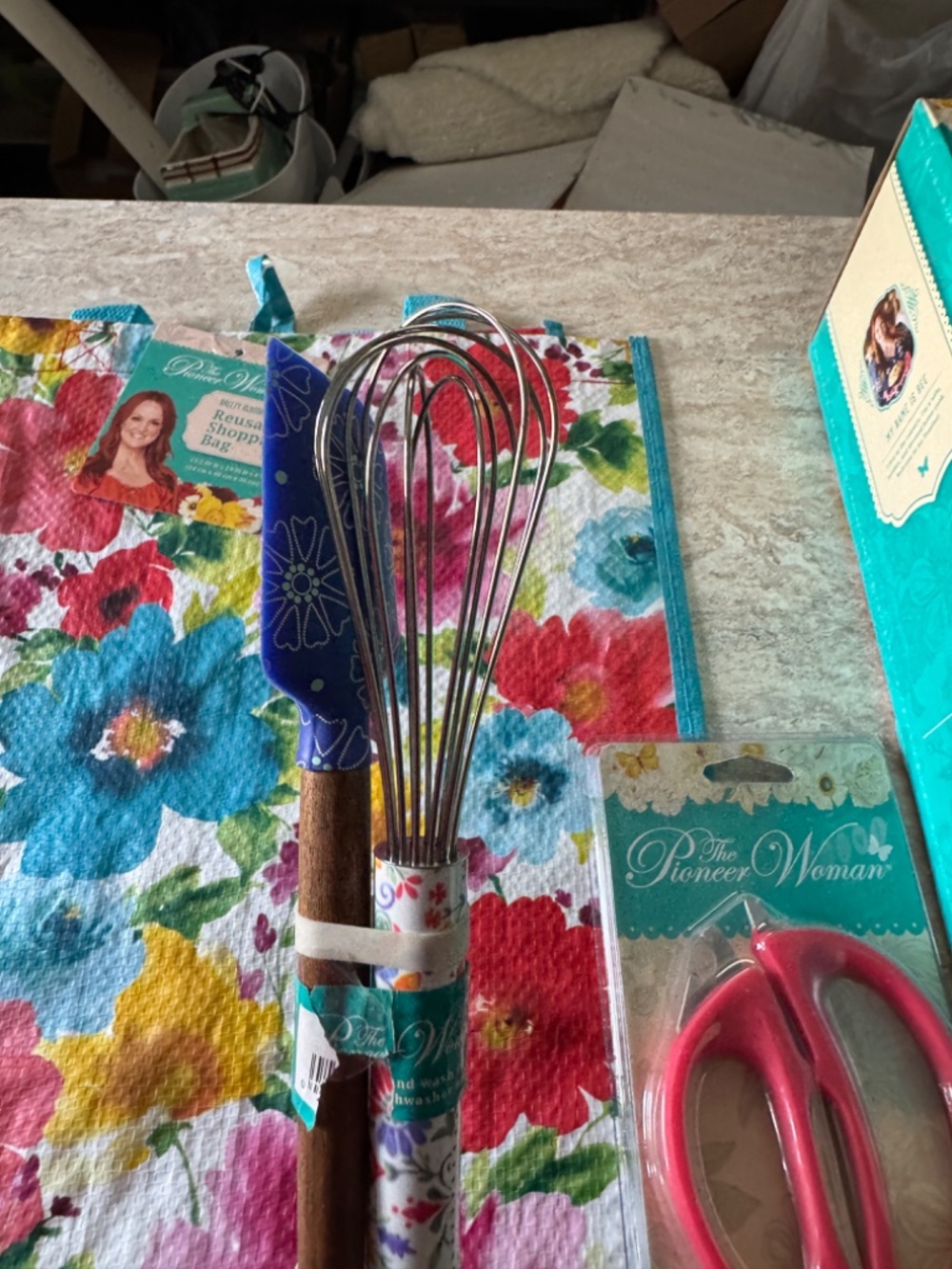 The Pioneer Woman Mazie Collection Bundle | New Kitchen Gift Set - Picture 7 of 11